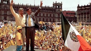 Cuahtémoc Cárdenas pro segunda ocasión es candidato Presidencia, y el presidente del PRD, Andrés Manuel López Obrador. Otro zócalo lleno.