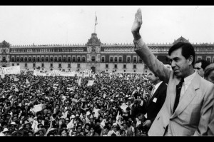 Cuahtémoc Cárdenas, candidao presidencial de la izquierda en 1988 con el zócalo lleno. Foto El Economista.