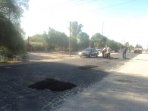 Baches tapados sobre calles destrozadas. Humor negro del Alcalde Jaime Díaz.