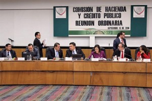 Diputada Federal Gina Cruz, presidiendo la sesión de la Comisión de Hacienda y Crédito Público.