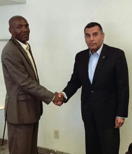 Secretario General de Gobierno, Francisco Rueda Gómez, durante una reunión que sostuvo con Wilmer Metelus, Presidente del Comité Ciudadano de Defensa de los Naturalizados y Afromexicanos