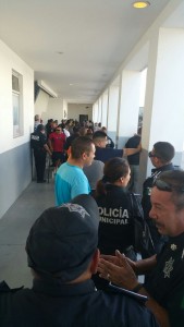 Policías de Mexicali haciendo fila en la Comandancia para recibir el pago de nómina sin tener oportunidad de ir al Banco.