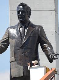 Estatua de Carlos Hank en el Estado de México. Modelo a seguir en la política corrupta.