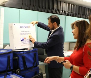 Con el objetivo de conocer el desarrollo de las elecciones en Estados Unidos de América, los Consejeros Electorales del Instituto Estatal Electoral de Baja California (IEEBC), visitaron el Registro Electoral del Contado de Imperial en el Centro California. El Consejero Presidente, Javier Garay Sánchez, agradeció la recepción de La Administradora del Registro Electoral, Debbie Porter, quien explicó la dinámica en la que Estados Unidos realiza las votaciones. 