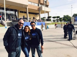 Jorge Cornejo y personal de Televisa Julian Ceñal (Director Mexicali) y Anabel Benítez (conductora) en el acto "Que Mexicali no tenga frío", un esfuerzo conjunto de Televisa y Gobierno del Estado.