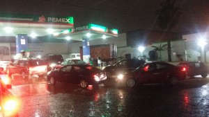 Estaciones de PEMEX ya reportan desabasto, incluso algunas racionan el combustible vendiendo hasta 200 pesos por automóvil.