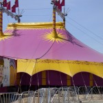 Carpa que permanece en píe para realizar la última función del circo en Mexicali.
