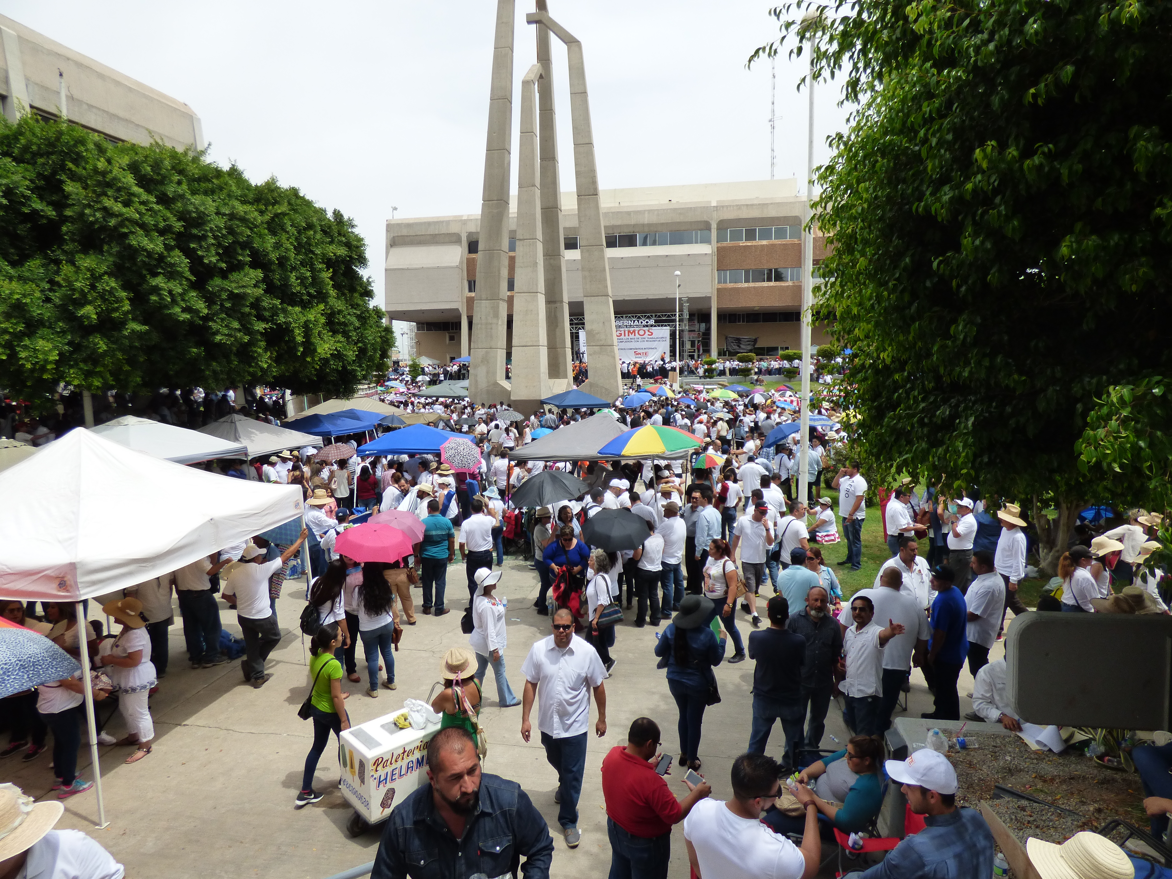 Manifestación de hoy, organizadores dicen que reunieron a unos 20 mil profesores y algunos medios de comunicación hablan de 7 mil asistentes.