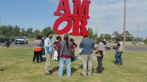 Reporteros en el monumento al "Amor". Foto Rubén Gómez