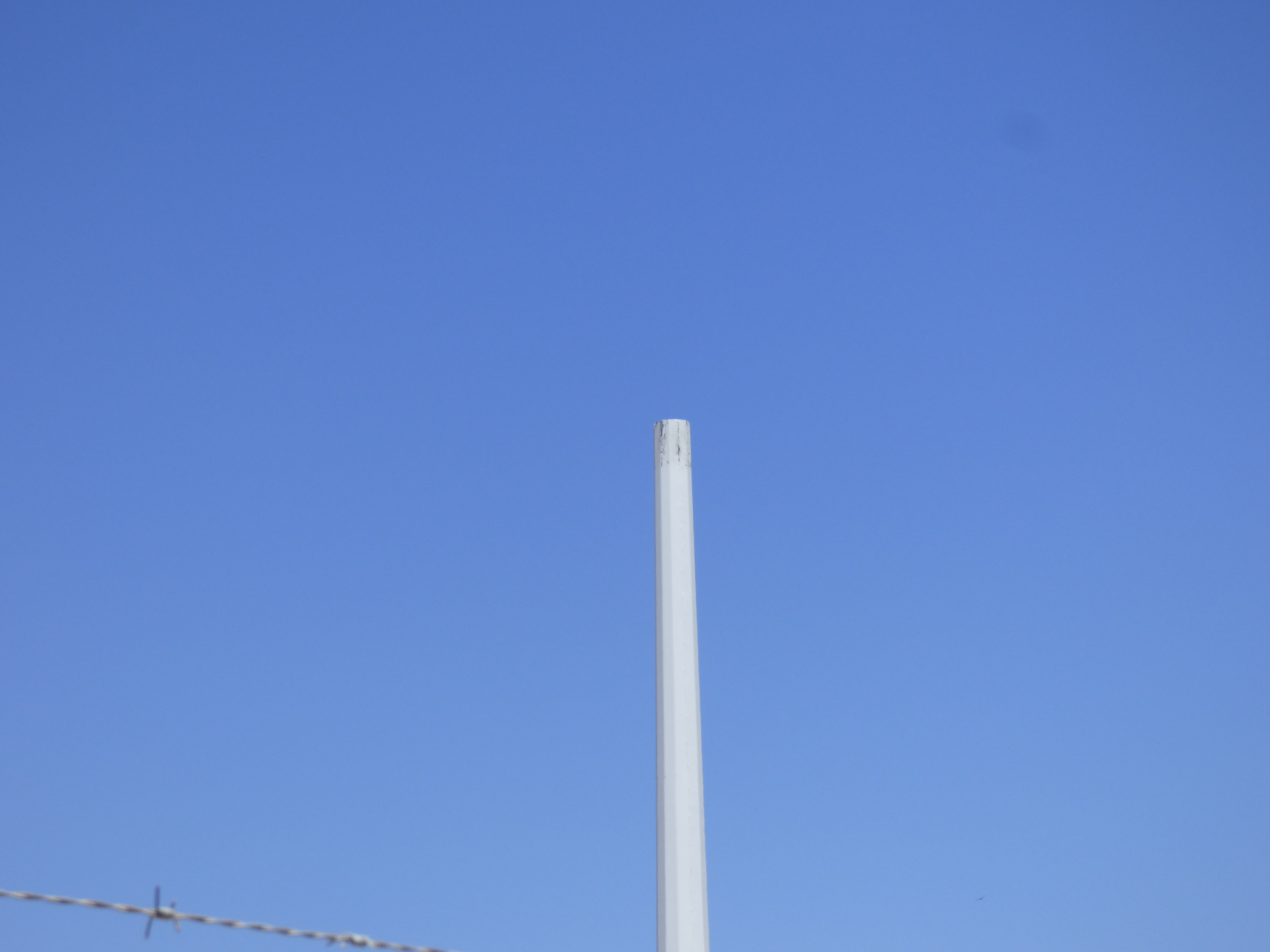 Torres de la planta eólica dañada luego de fuertes vientos de Puertecitos que ya no fue restablecida.