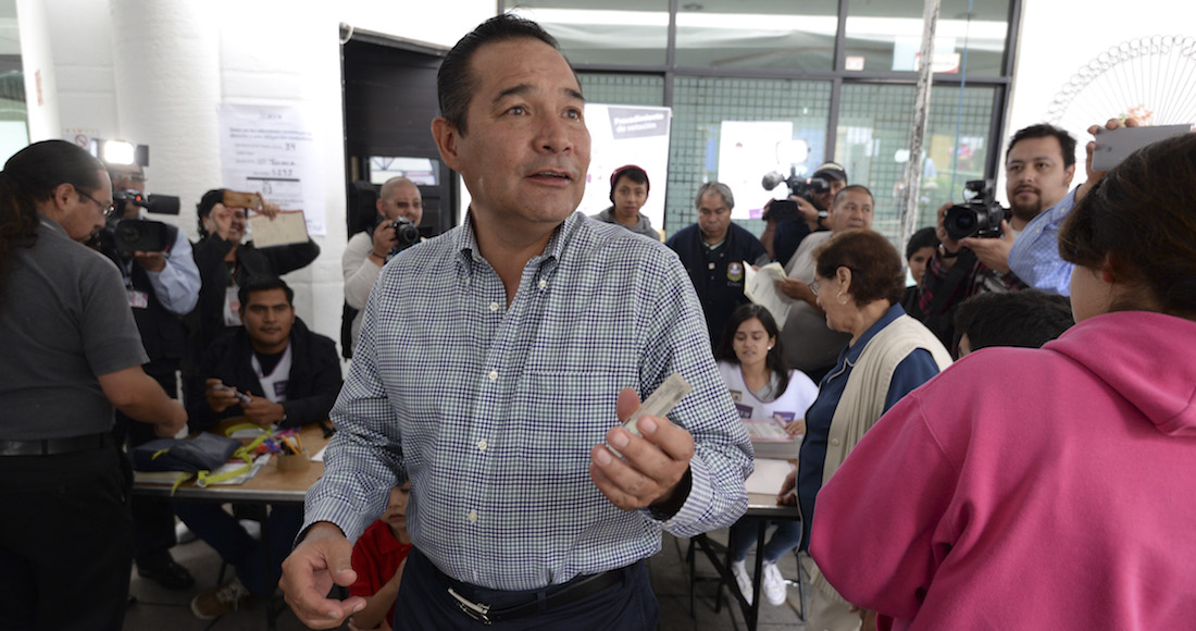 TOLUCA, ESTADO DE MÉXICO, 04JUNIO2017.-  El Secretario de Desarrollo Social federal, Luis Miranda Nava, acudió a la casilla ubicada en la colonia Electricistas Locales, pero no pudo votar ya que su credencial de elector no estaba actualizada.   FOTO: ARTEMIO GUERRA BAZ /CUARTOSCURO.COM