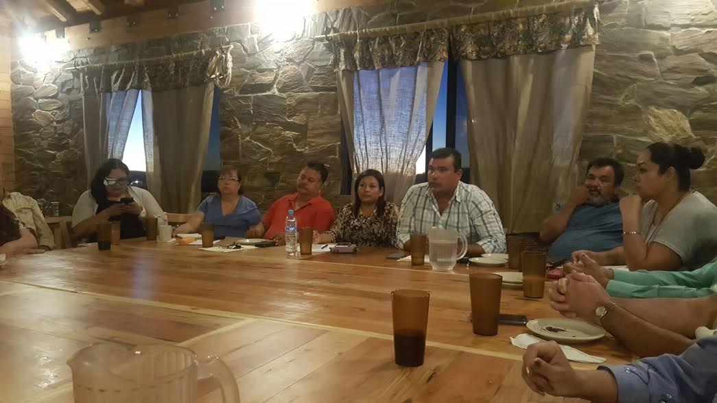 Alcalde de Tecate, Nereida Fuentes, encabezó la reunión con residentes y comerciantes del poblado La Rumorosa.
