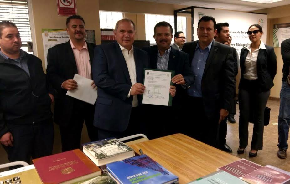 Facultad de Derecho UABC recibe donativo de acervo bibliográfico