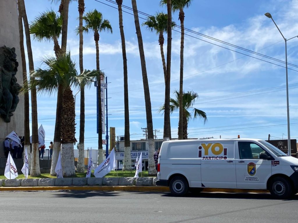 Vehículo oficial del Ayuntamiento de Mexicali en acto electoral de Marina de Pilar