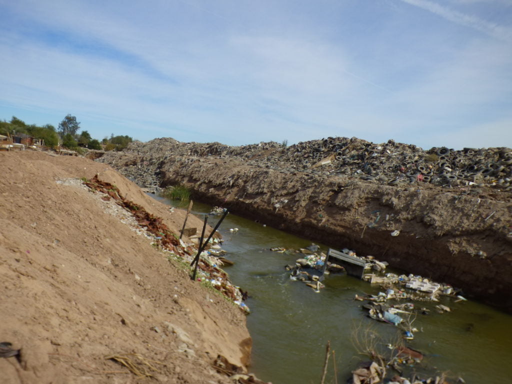 Hallan cuerpo flotando en un dren del Valle de Mexicali