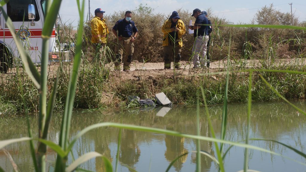 mujer encobijada y encadenada a bloque