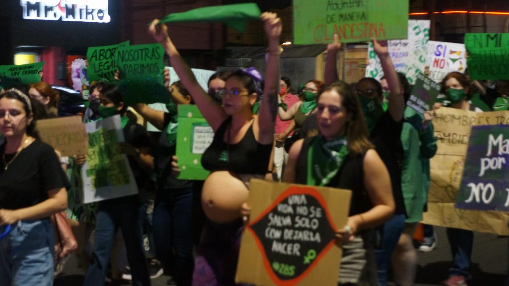 Marchan mujeres a favor del aborto