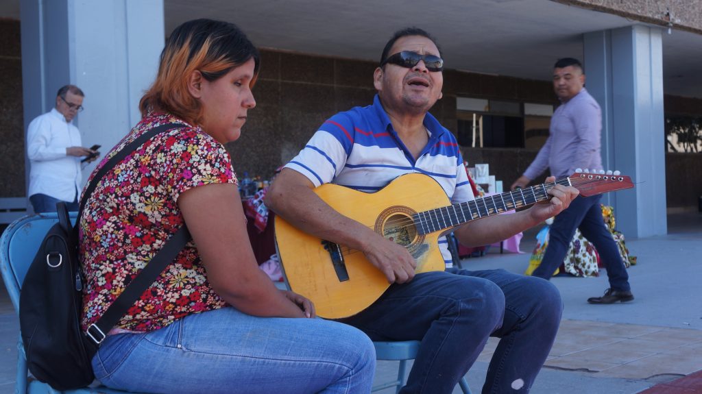 Pareja con discapacidad visual protesta inseguridad