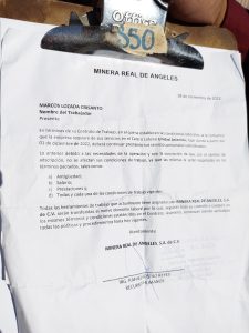 Aviso de cambio obligatorio de lugar de trabajo entregado a los trabajadores previo al cierre de la mina, by: Christian Galarza