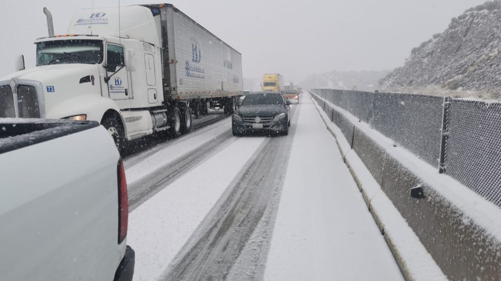 Cierran carreteras por nevadas y caída de aguanieve
