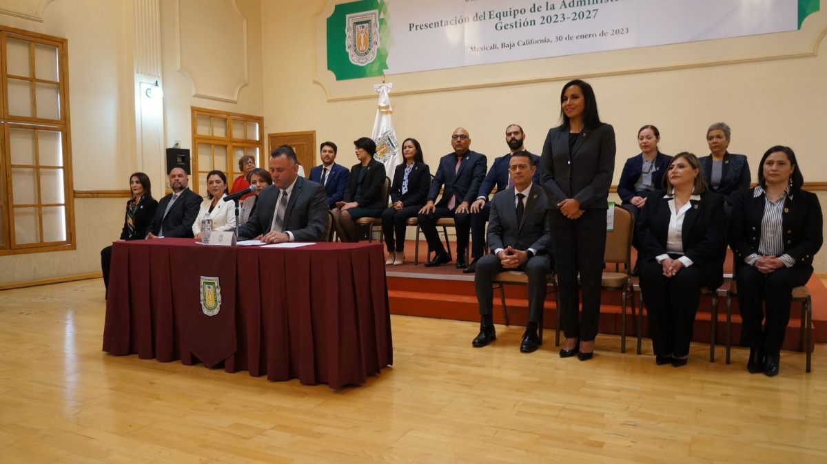 Presenta Rector de la UABC a su equipo de trabajo - Periodismo Negro