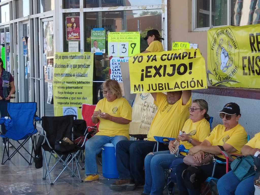 Maestros exigen su jubilación