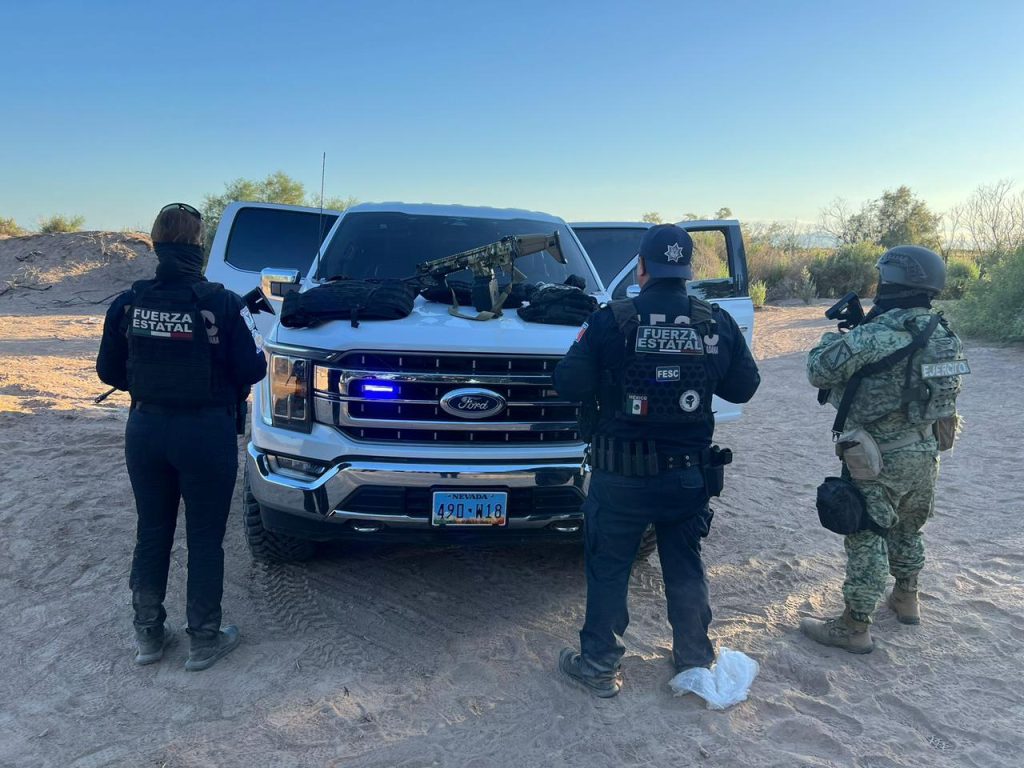 Tras persecución aseguran vehículos, armas y equipo táctico en el Valle de Mexicali