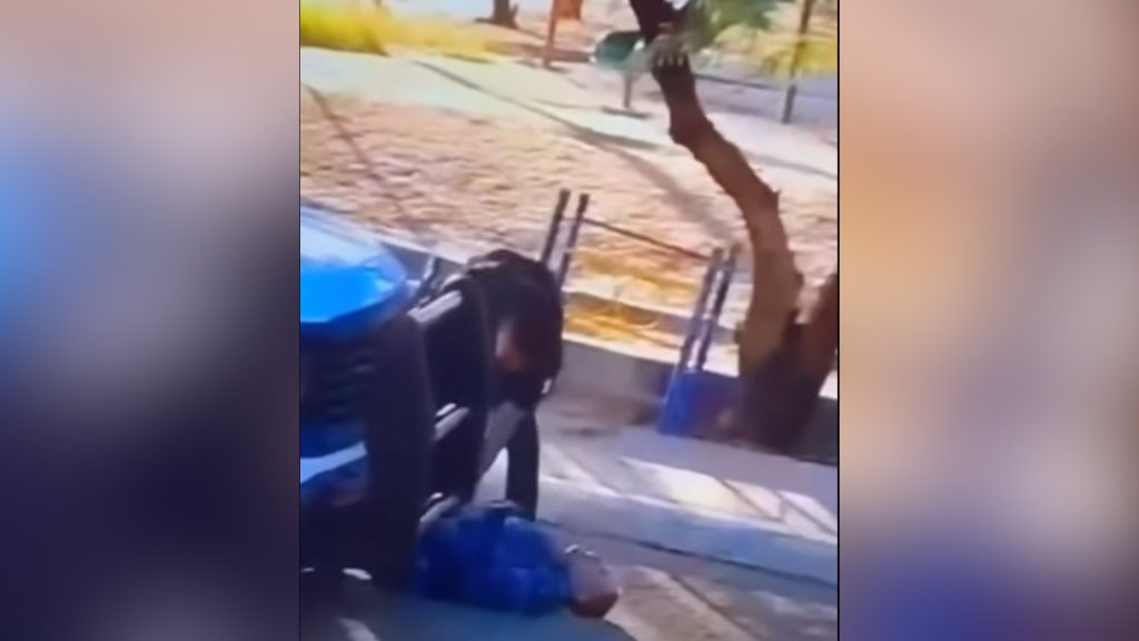 Suspenden a policía municipal de Mexicali por golpear a un adulto mayor