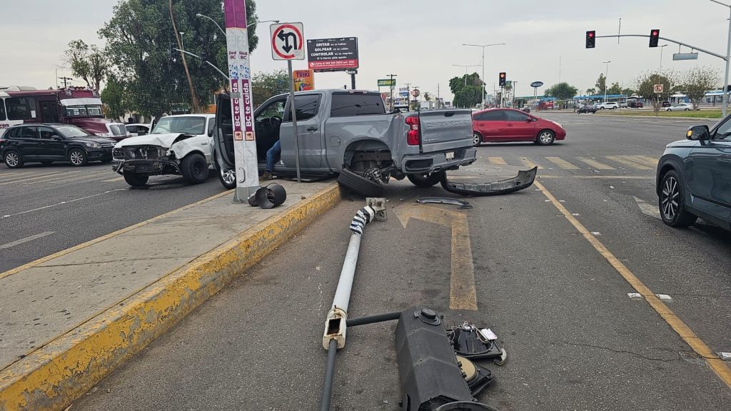 Patrulla de la FGE derriba semáforo tras pasarse la luz roja en Mexicali