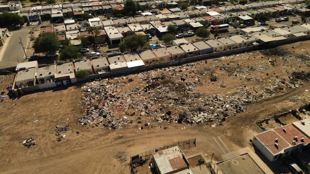 Denuncian basurero clandestino vecinos de la colonia Lomas Altas en Mexicali