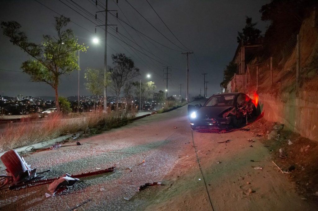 Conductor de Tesla pierde el control y choca en el Libramiento Rosas Magallón