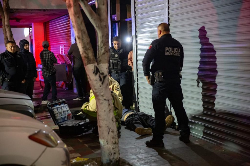 Hombre sufre presunta sobredosis afuera de bar en el Centro