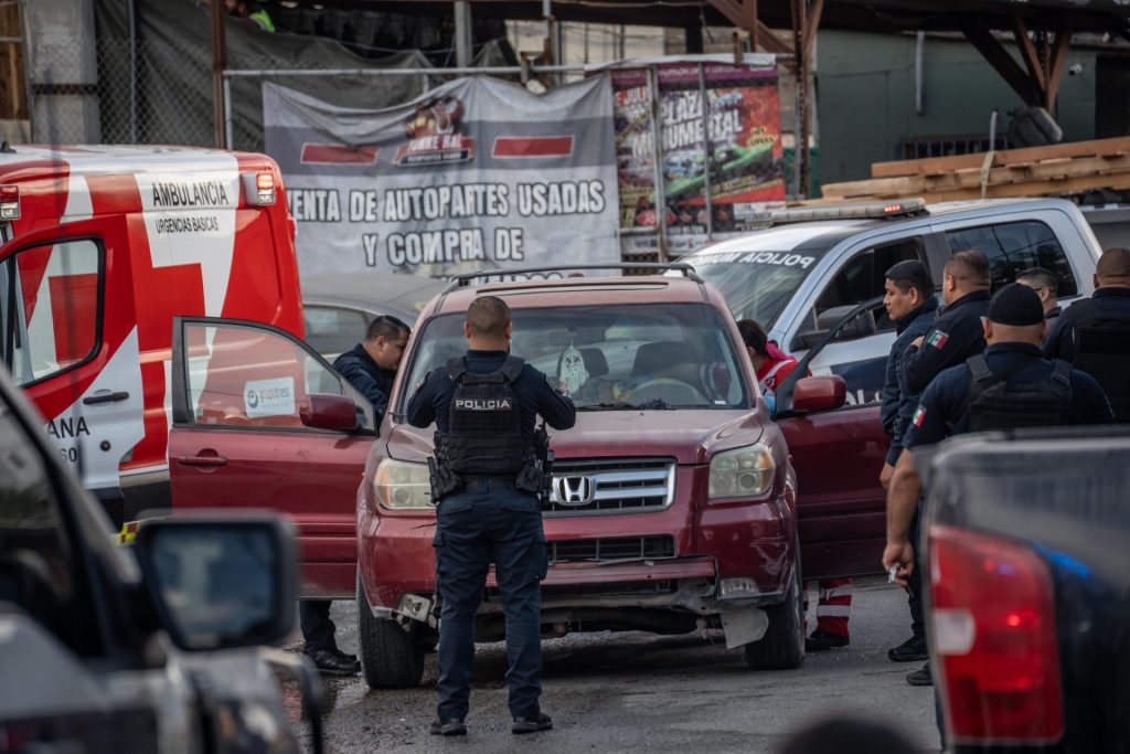 Mujer resulta lesionada mientras conducía su camioneta en la colonia Puerta del Sol