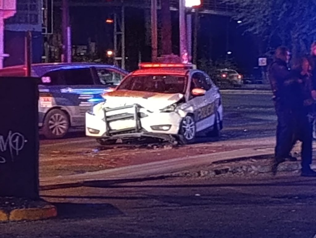 Roba patrulla municipal y termina colisionando con otra unidad