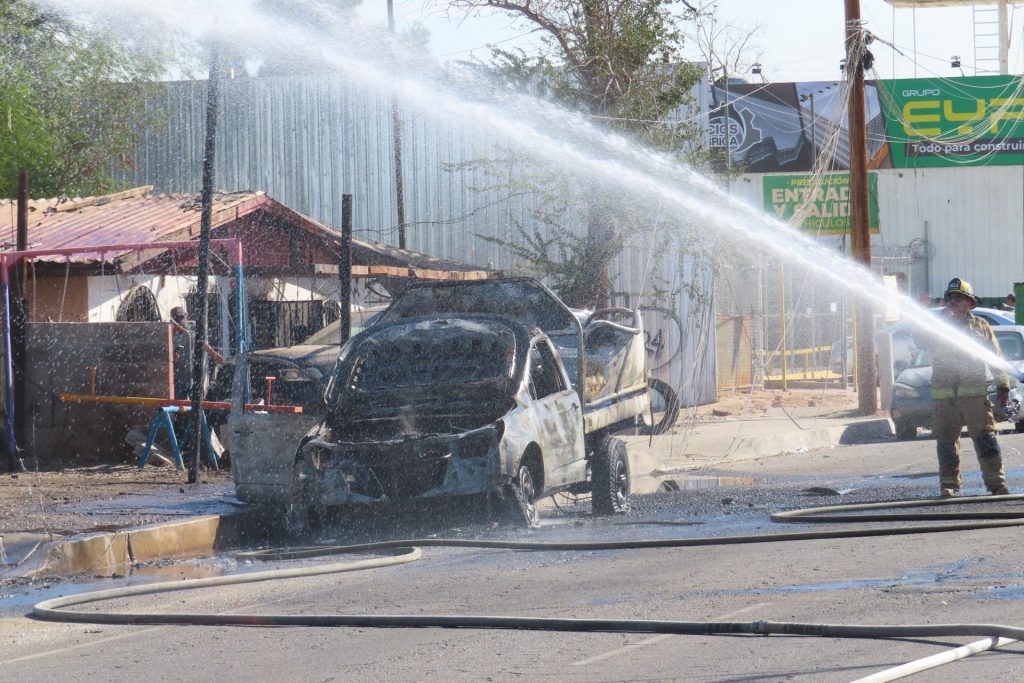 Incendio en unidad que transportaba tanques de gas, no hubo lesionados