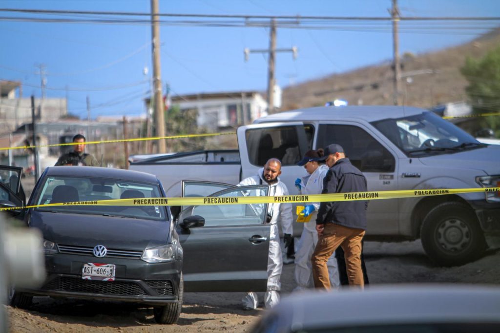Hallan a dos hombres sin vida dentro de un auto en Altiplano