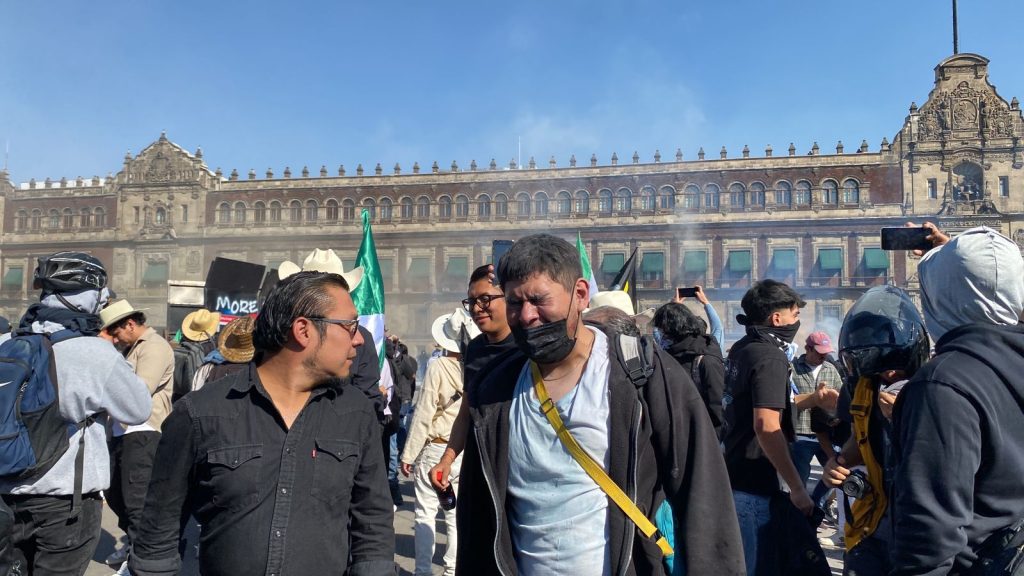 Tensión aumenta en el Zócalo tras derribo de vallas en Palacio Nacional