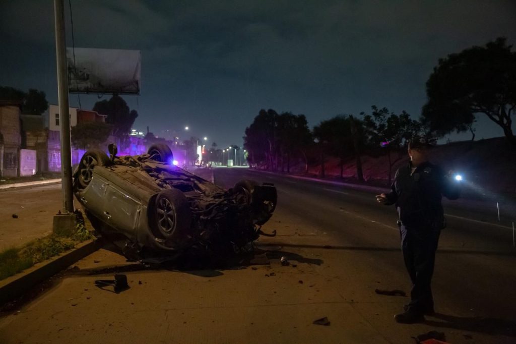 Vehículo termina volcado en Vía Rápida; tripulantes huyen del lugar