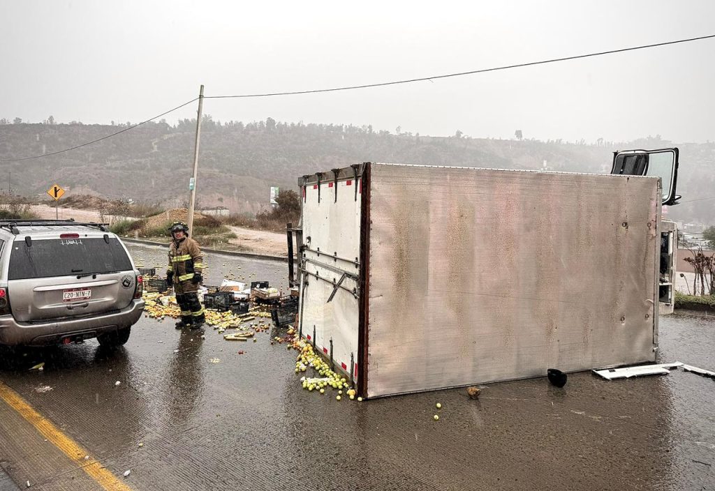Camión que transportaba fruta vuelca en el bulevar Rosas Magallón