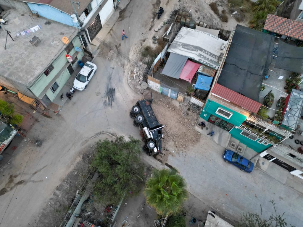 Vuelca camión de carga en la colonia Mariano Matamoros Norte