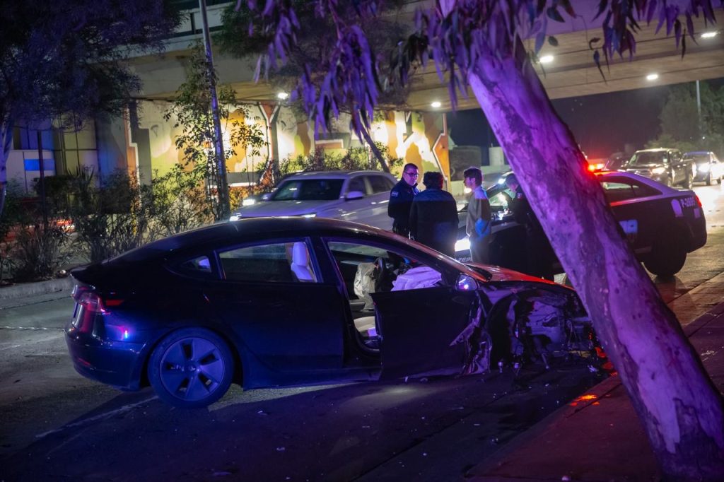 Tesla choca con señalamiento en la Vía Rápida Oriente