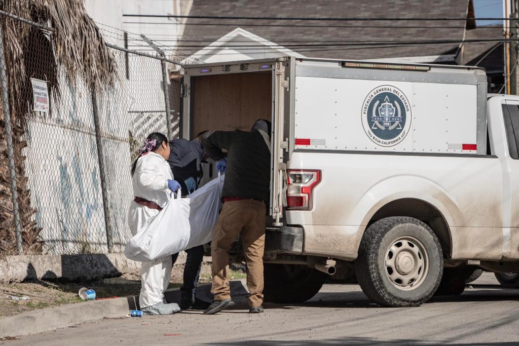 Abandonan persona sin vida envuelta en una lona en la colonia El Pipila