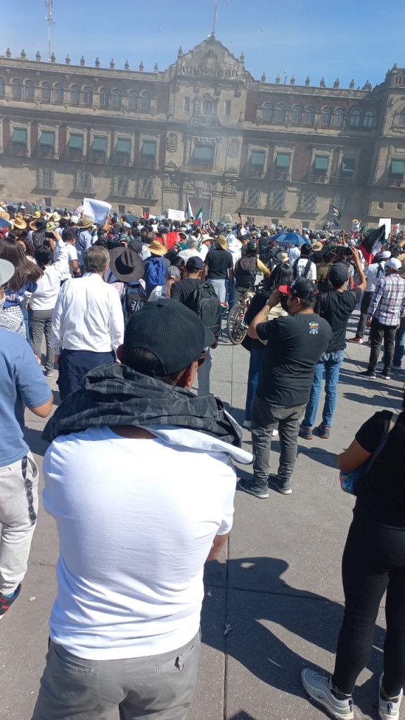 Consignas, rocas, empujones y gas lacrimógeno: así se vivió desde dentro la manifestación de los Gen Z en el Zócalo de la Ciudad de México