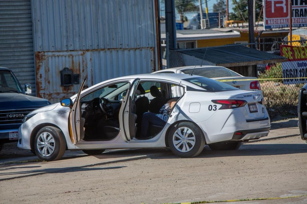 Atacan taxi libre del Aeropuerto en la colonia Garita de Otay; hay un muerto y un lesionado; autoridades realizan fuerte operativo en la zona