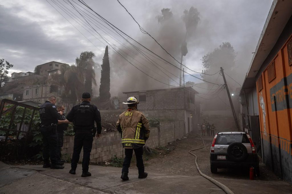 Hombre queda atrapado en una vivienda tras incendio en la Zona Centro; bomberos y vecinos lograron rescatarlo