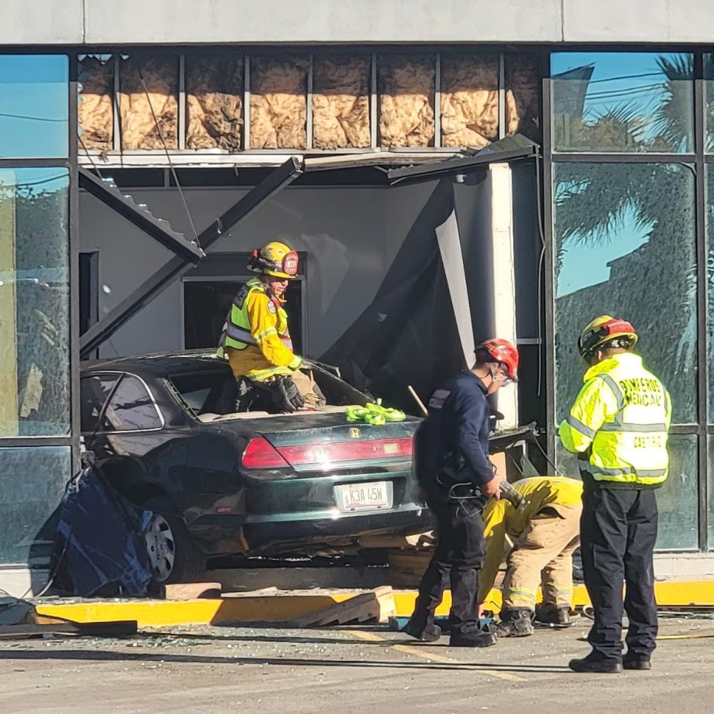 Choca vehículo contra oficinas de parque industrial