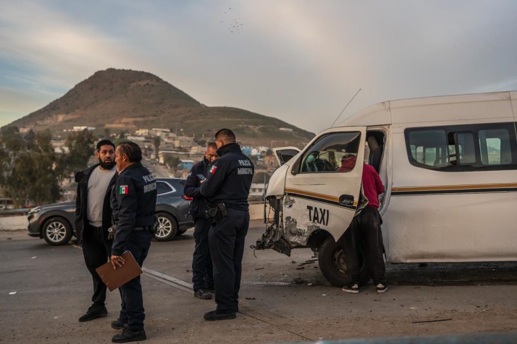 Aparatoso choque en bulevar 2000; varios vehículos involucrados y pasajeros atrapados en taxi #Tijuana