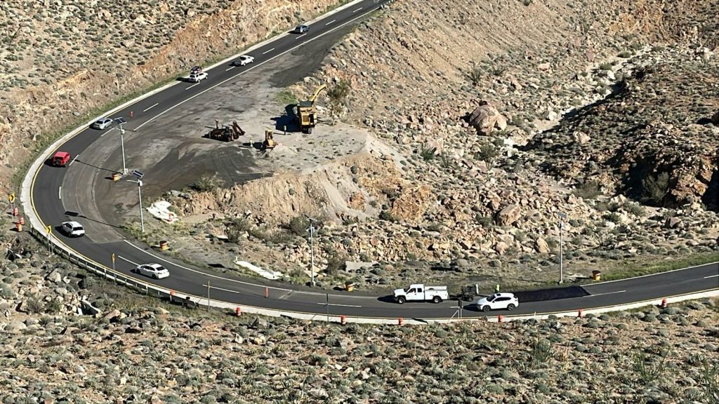 Realizan labores de mantenimiento a autopista La Rumorosa, previo al periodo vacacional decembrino