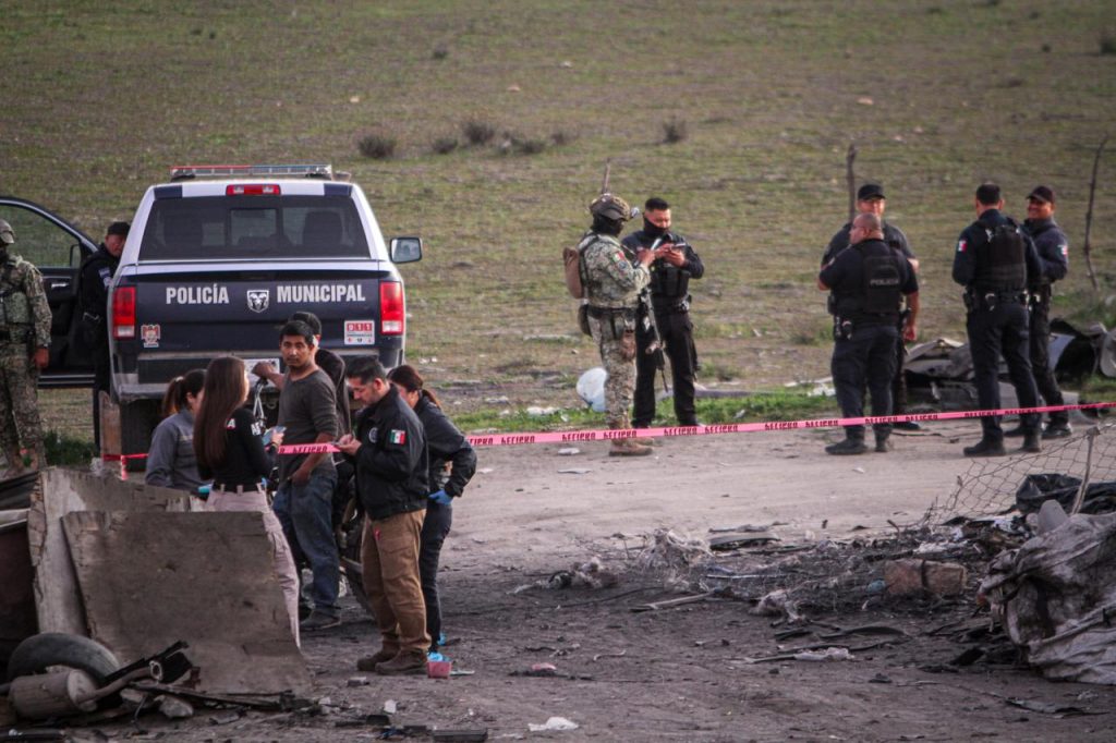 Incendian, vehículo y lesionan a dos hombres tras ataque armado en Yonke La Tuza en Urbi I