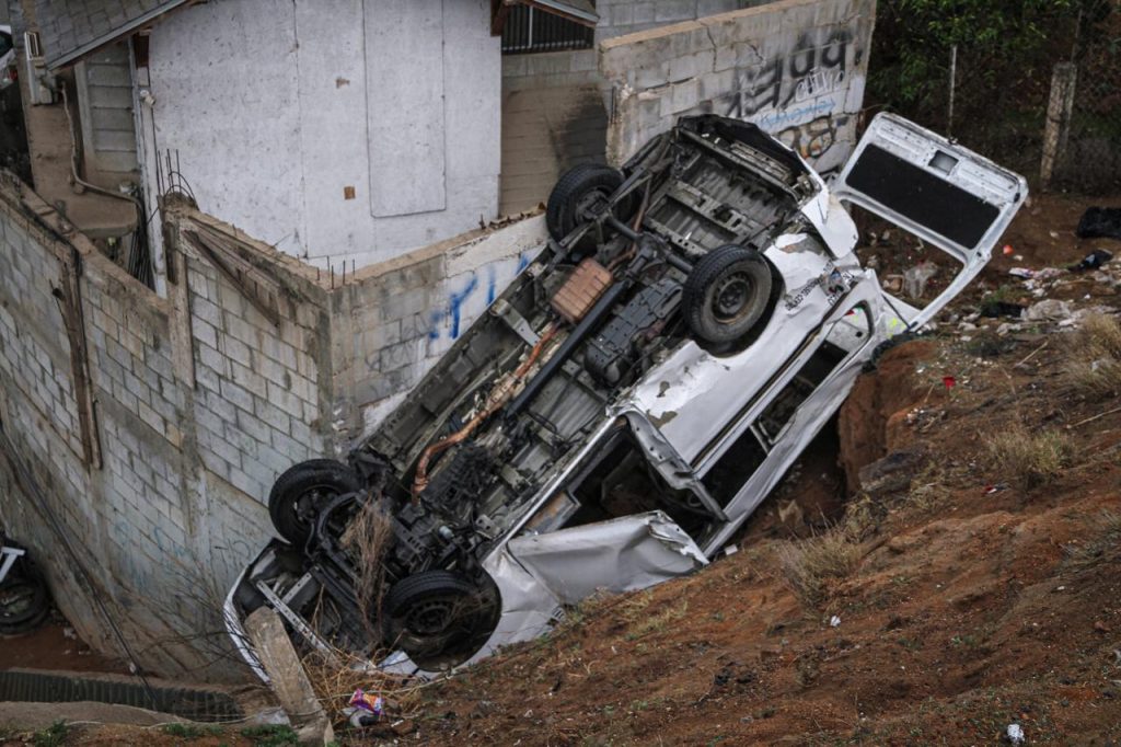 Aparatosa volcadura en el bulevar Alberto Limón Padilla deja cuatro lesionados; taxi de ruta cae a un barranco